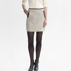 Banana Republic Cream and Black Tweed Gold metallic thread Mini Skirt Size 14